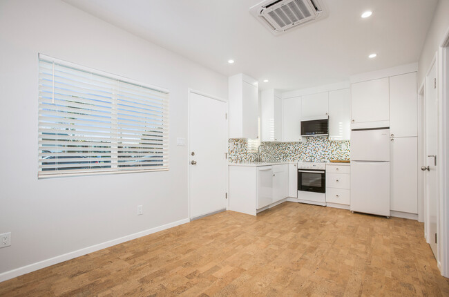 Kitchen - 6042 La Canada Cir