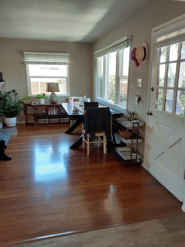 Entrada a la sala de estar. Suelos de madera noble en toda la vivienda. - 656 36th St
