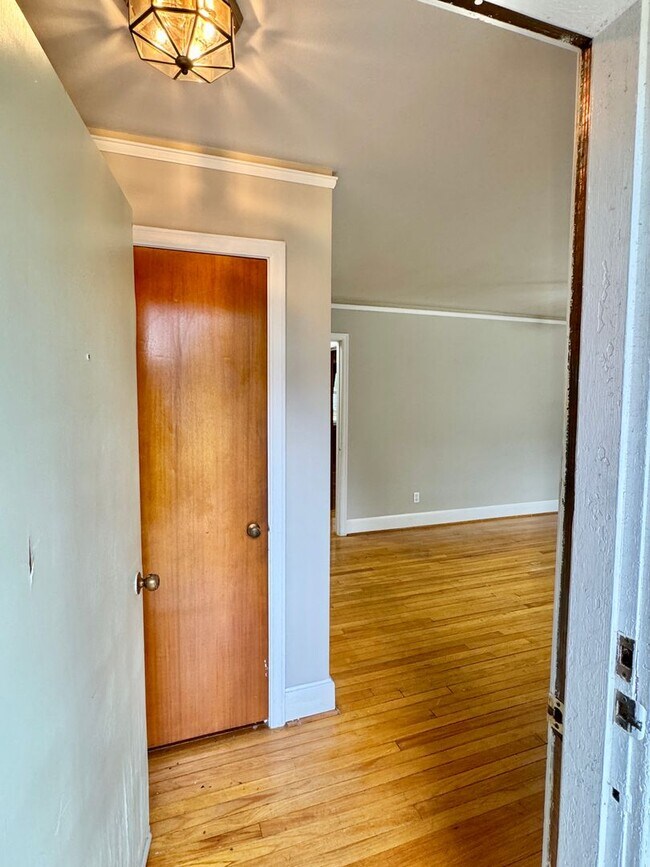 Foto del edificio - Charming 3 Bedroom / 1 Bath Home with Orig...