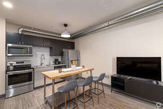1BR, 1BA - 760SF - Sunshine Portland
