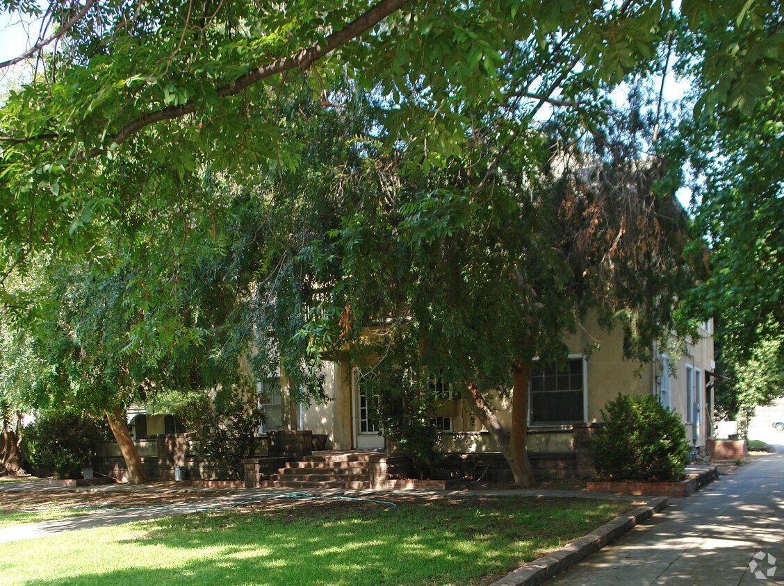 Foto del edificio - 559-563 N Marengo Ave