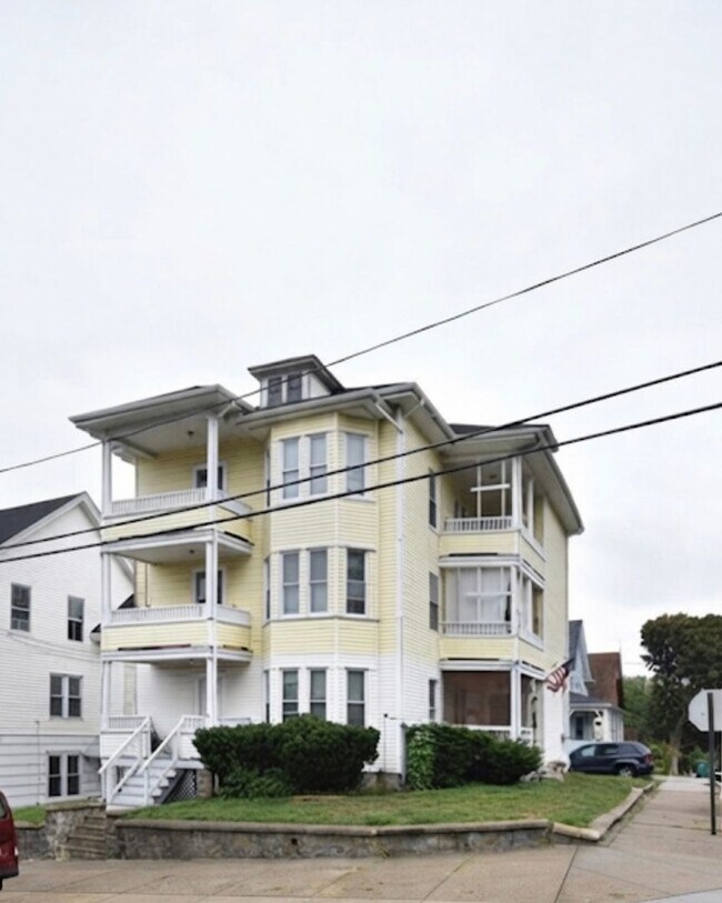 Building Photo - 212 Welles St