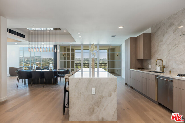 Building Photo - 10380 Wilshire Blvd