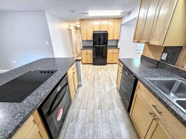 Building Photo - 1650 E Pine Ave