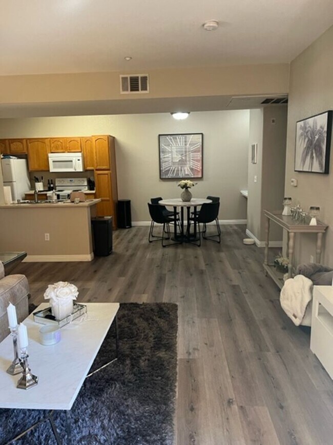 Foto del edificio - Beautiful 2 Bed/2Bath Lower Unit Condo with 1 Car Garage