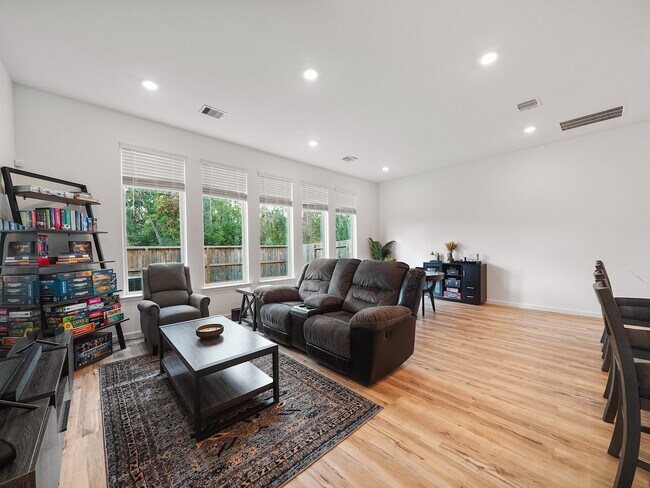 Foto del edificio - 674 Royal Arch Dr