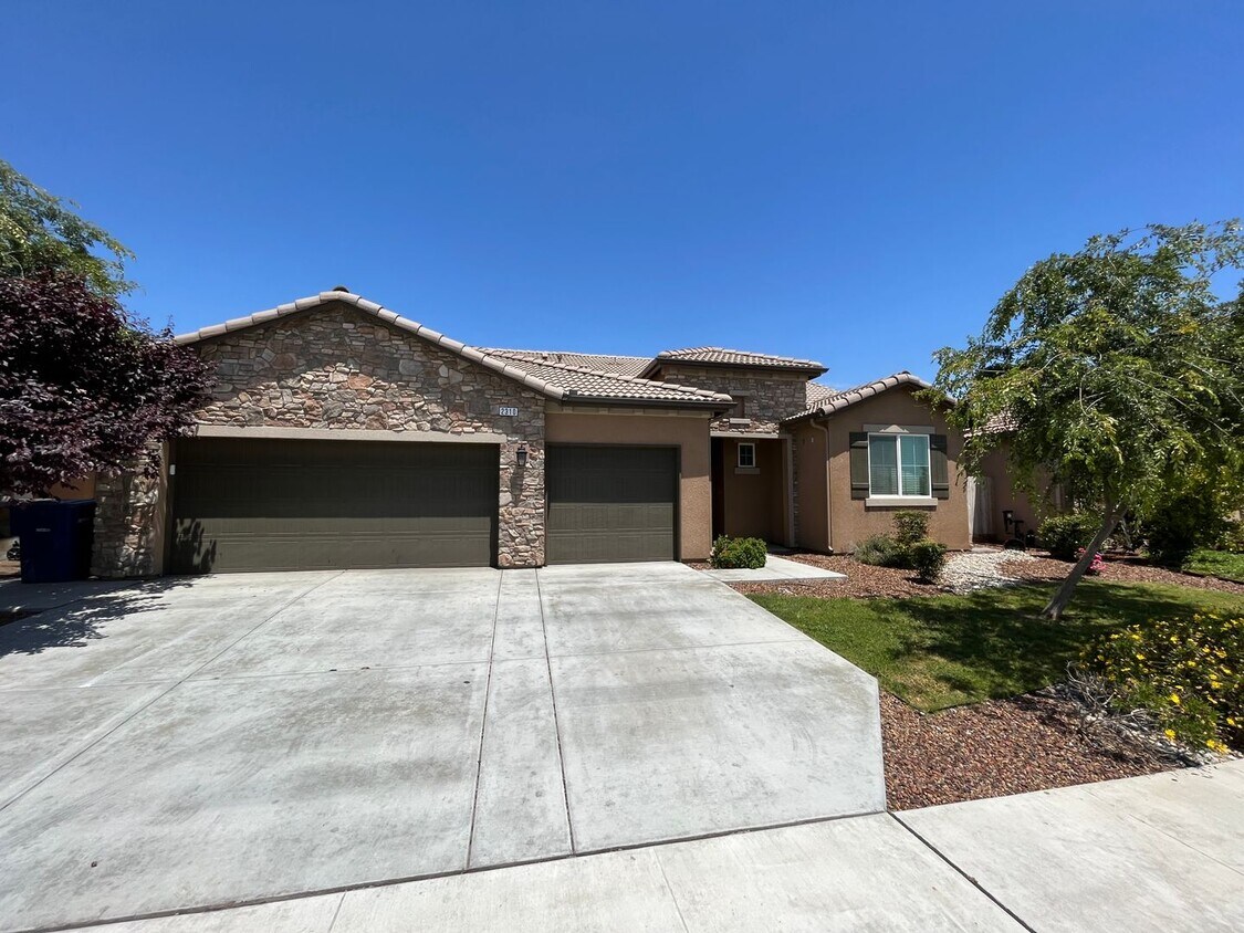 Foto principal - Immaculate 4 bedroom Hanford home availabl...