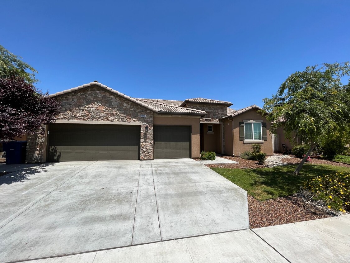 Primary Photo - Immaculate 4 bedroom Hanford home availabl...