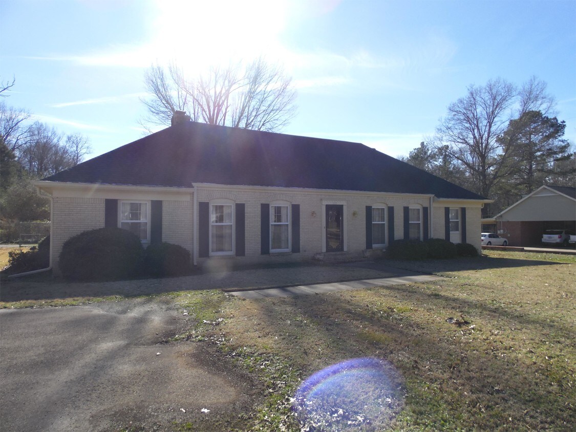 Primary Photo - 512 Oak St