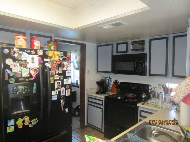 Foto del edificio - NW 4 BR Home large yard/outdoor space
