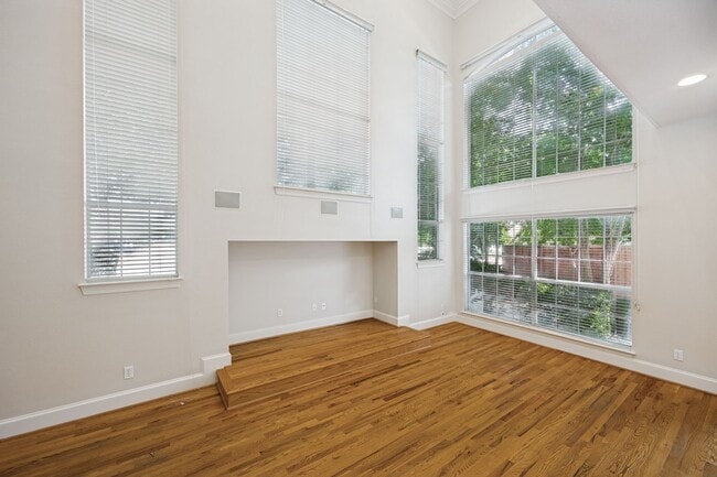 Building Photo - Sophisticated Addison Townhome with Vaulted Ceilings, Study & Two Primary Suites!