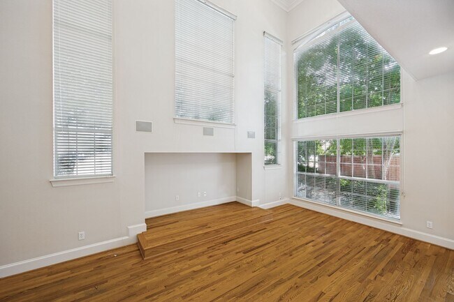 Foto del edificio - Sophisticated Addison Townhome with Vaulted Ceilings, Study & Two Primary Suites!