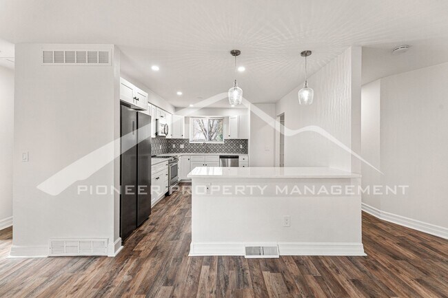Building Photo - Gorgeous Home with Fenced Yard and 2 Car G...