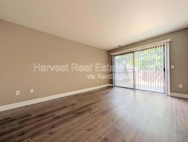 Foto del edificio - 318 Blossom Way