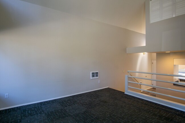 Building Photo - Fantastic Lake Oswego 2Bdr w/Fireplace, Dishwasher & W/D + Balcony