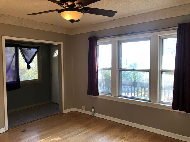 Building Photo - AVAILABLE AUGUST - 3 Bed 1 Bath Home w/ Ba...