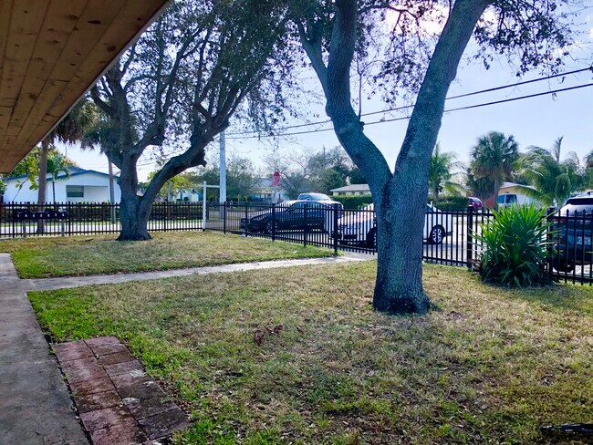 Building Photo - 2247 Simms St