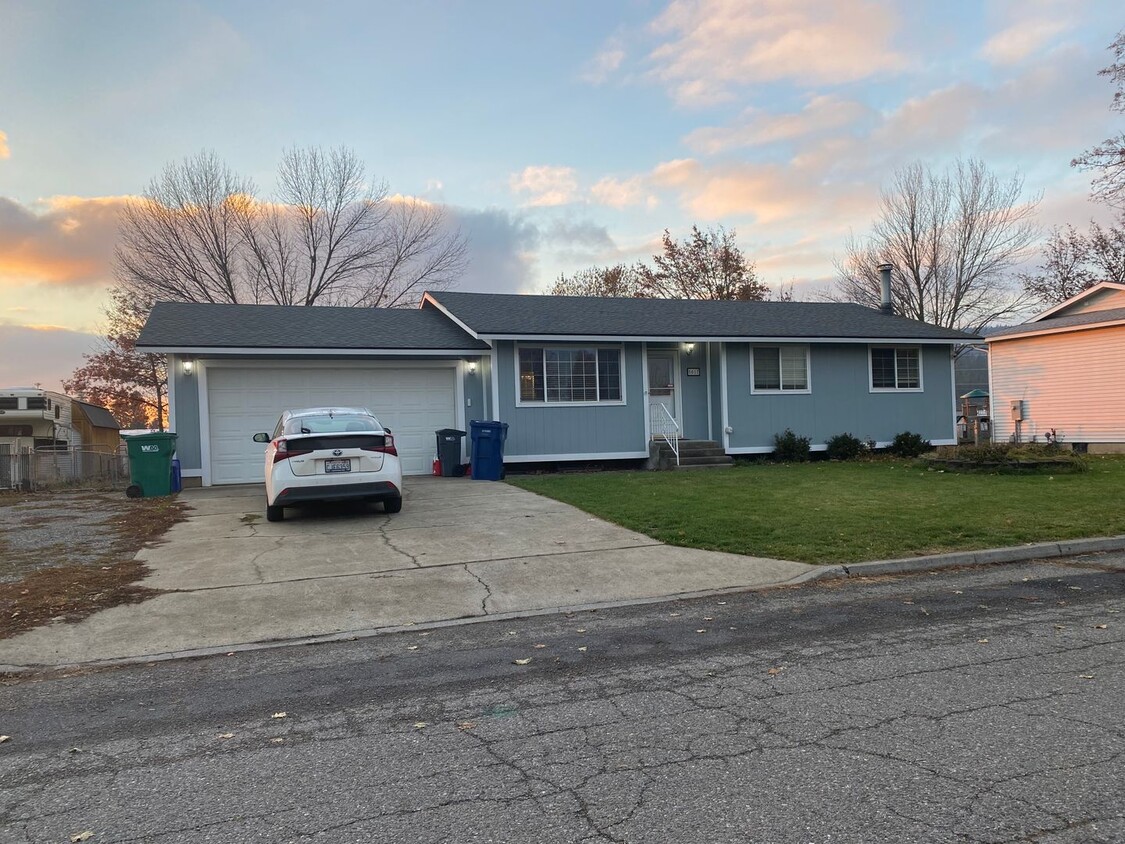 Primary Photo - 4 bedroom, 3 bath home on large lot w/ RV ...