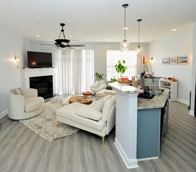 Building Photo - Beautiful Townhome/condo