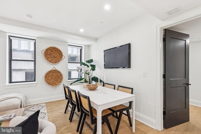 Building Photo - 135 S 19th St