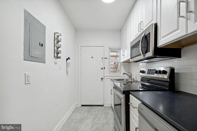 Building Photo - 4034 7TH St NE