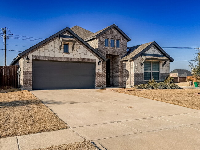 Building Photo - Charming 3-Bed Oasis with 2 Baths and Spacious 2045 Sq Ft Living in Burleson ISD!