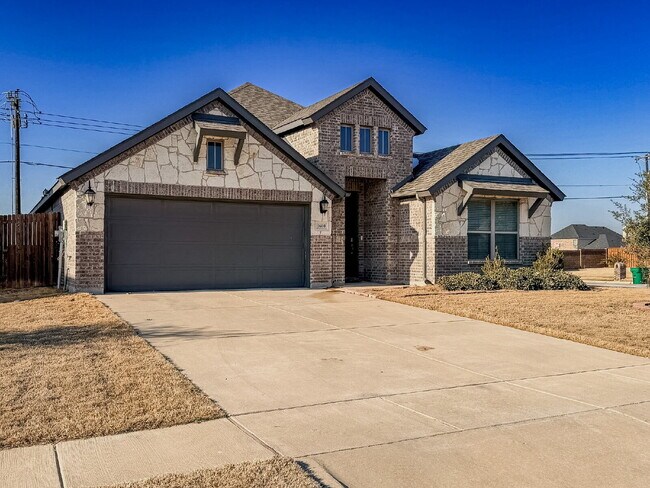 Foto del edificio - Charming 3-Bed Oasis with 2 Baths and Spacious 2045 Sq Ft Living in Burleson ISD!