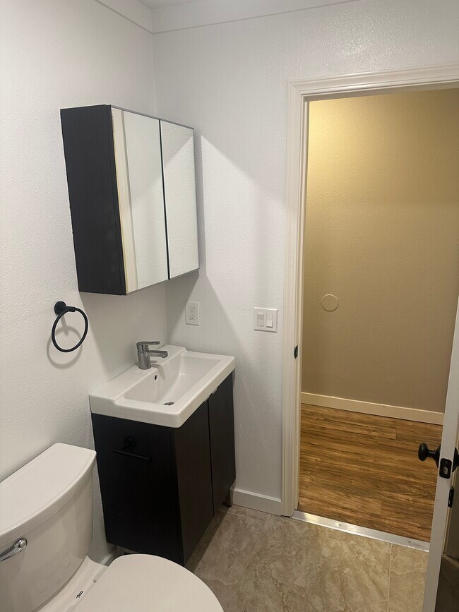 Baño - 707 NE Holly St