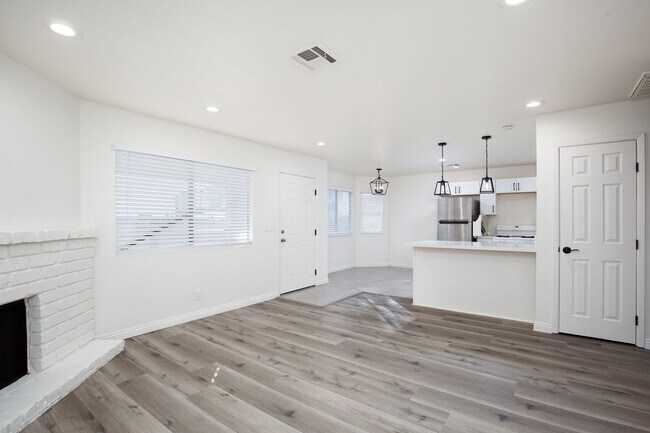 Building Photo - Completely remodeled 2nd floor unit near S...