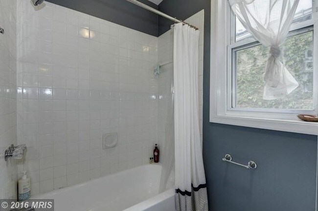 Baño 2 - 727 11th St NE