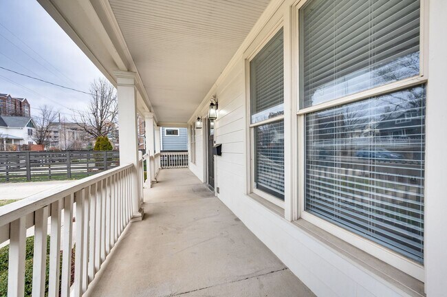 Building Photo - Charming & elegant 4BE/3.4BA home in the 1...