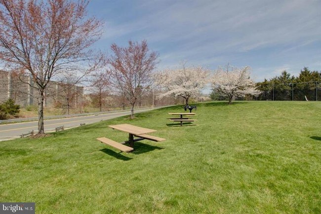 Foto del edificio - 5608 Willoughby Newton Dr