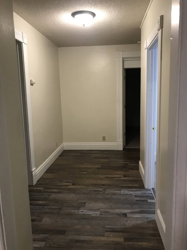Building Photo - Winona Duplex