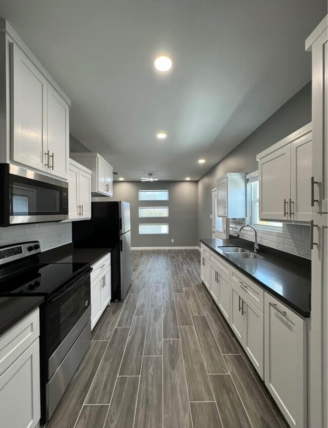Building Photo - 1808 Angelina Dr