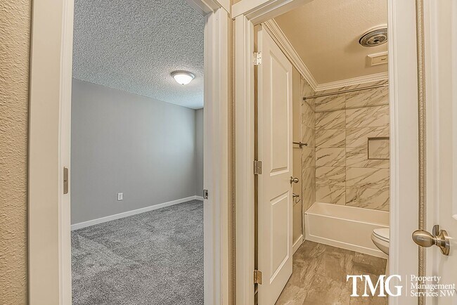 Foto del edificio - Bright Upper-Level 2 BD with Covered Deck