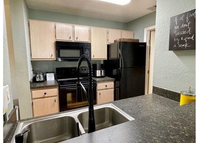 Building Photo - 2BD/ 2BA Furnished Apartment