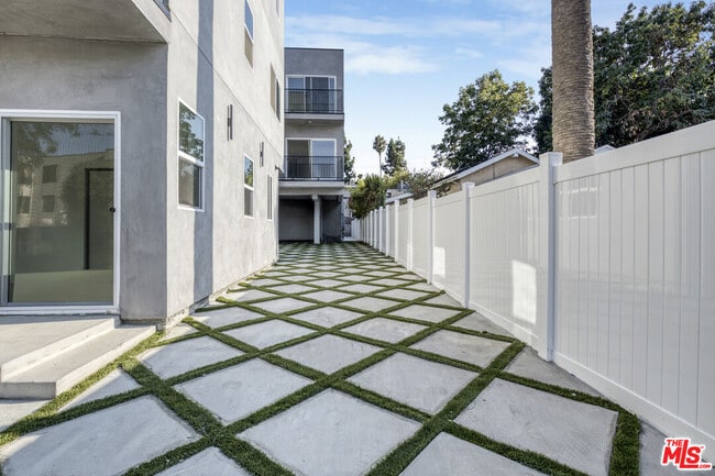 Building Photo - 10826 1/4 Hesby St