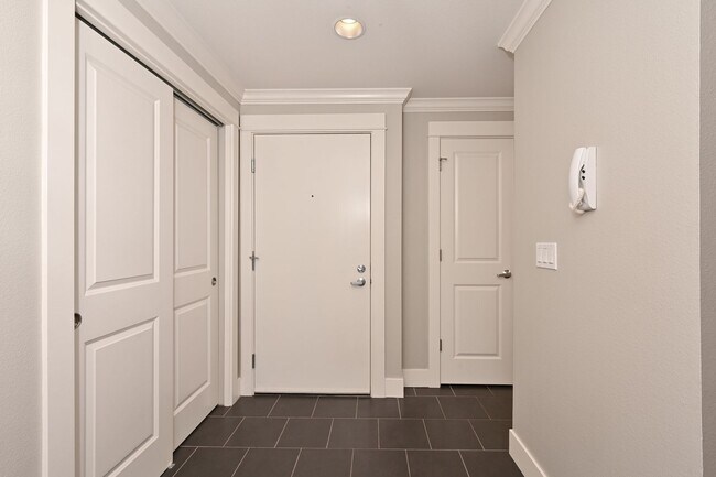 Foto del edificio - Spacious 2BR/1BA Condo in Great Location (Fremont)