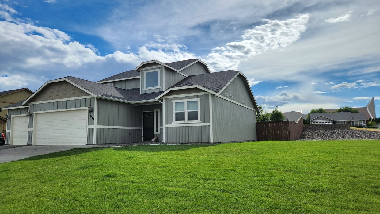 Primary Photo - 3 bedroom 2.5 Bath house near Park Orchard...