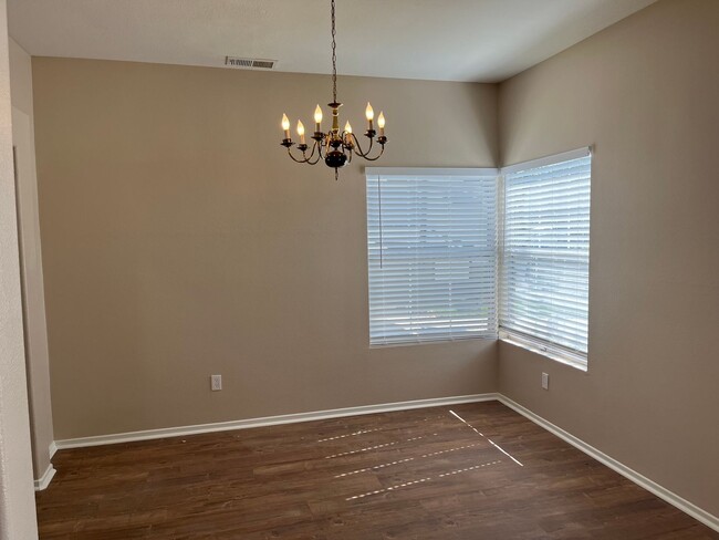 Foto del edificio - Large 3 Bedroom Home - Great Oak High School