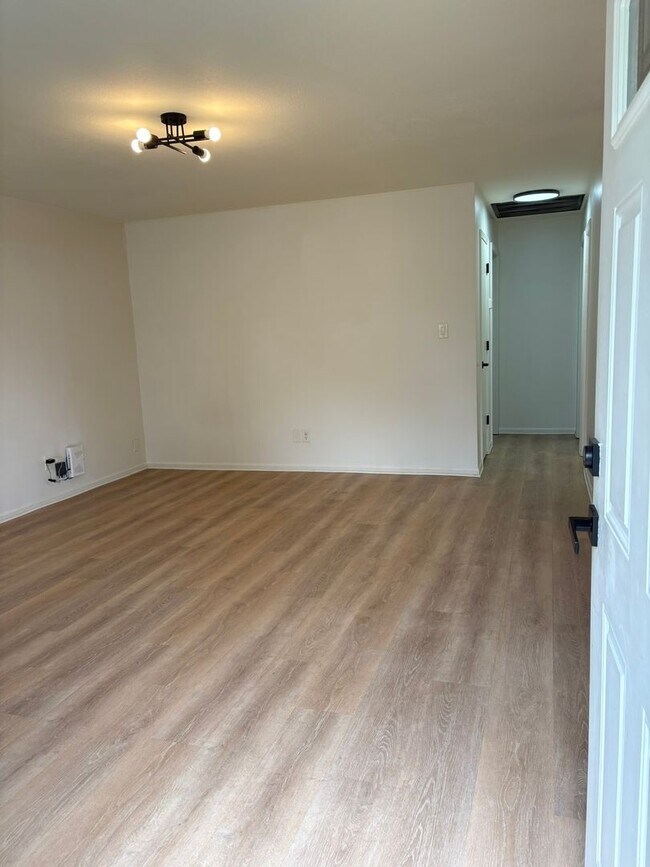 Building Photo - Delightful 2 Bedroom Bungalow Home-317 Woods