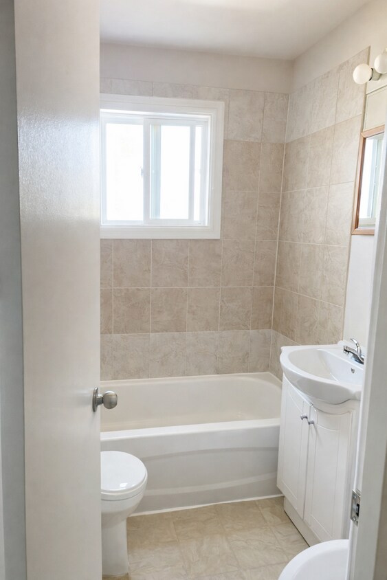 Photo du bâtiment - Available 1 Bedroom Apartment 5 mins from Nait With One Month Free