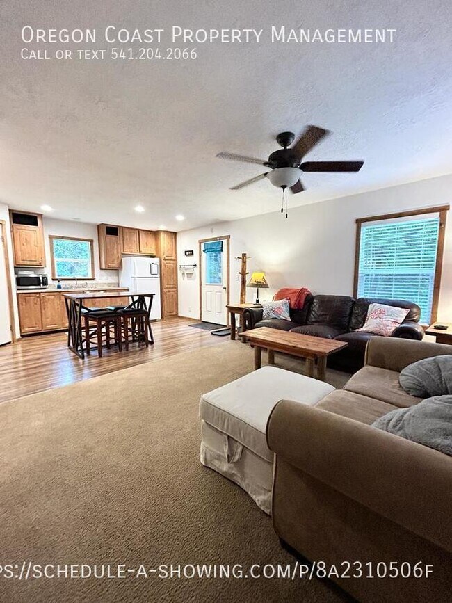 Building Photo - 2 Bed 1 Bath Home