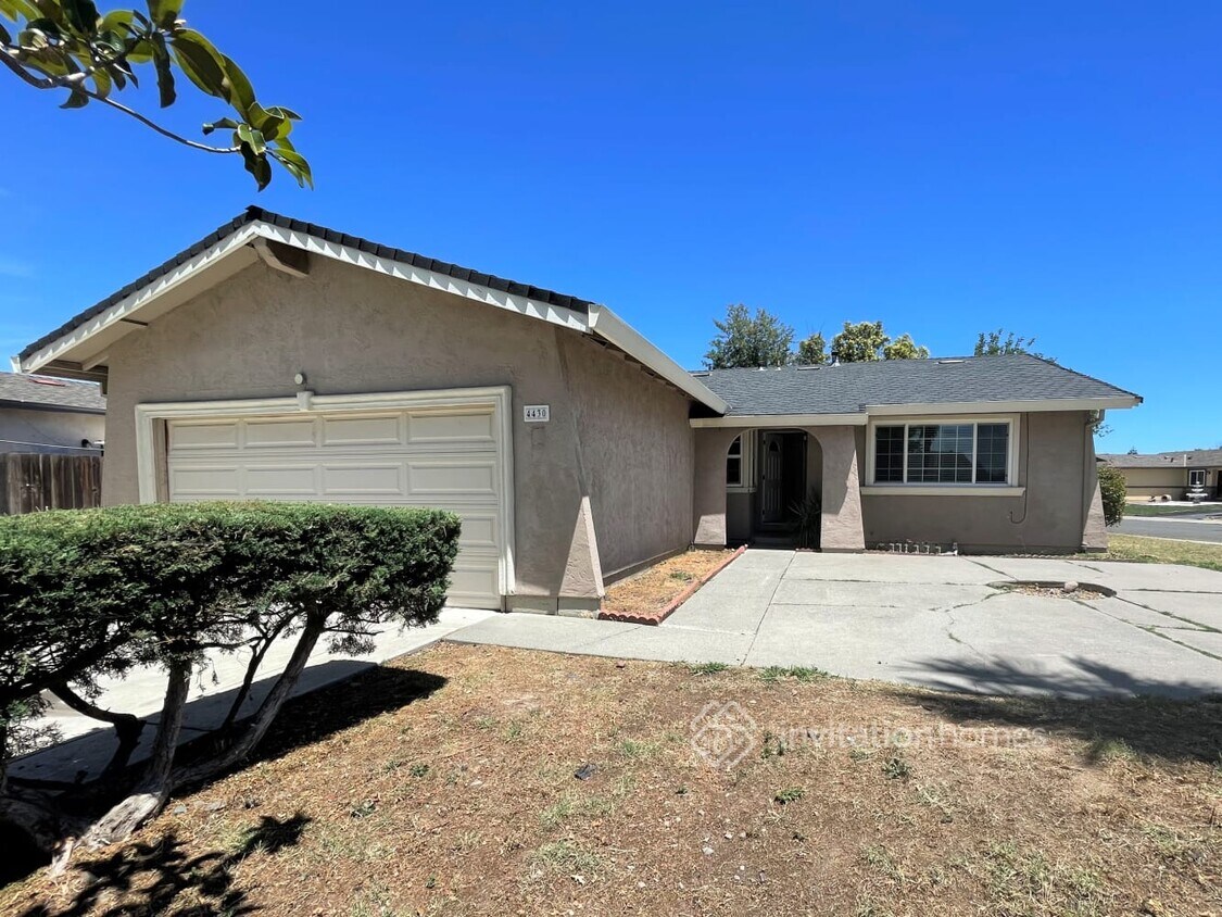 Primary Photo - 4430 Bollenbacher Ave