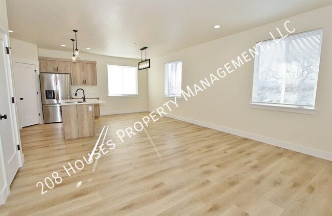 Building Photo - Immaculate Apartment *75% Off First Months...