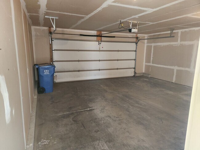 Foto del edificio - Two bedroom Town Home with attached double garage