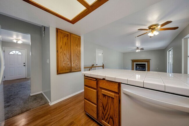 Foto del edificio - Spacious Sandy Rambler w 2 car attached