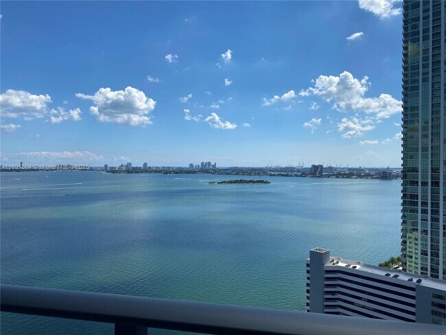 Foto del edificio - 650 NE 32nd St