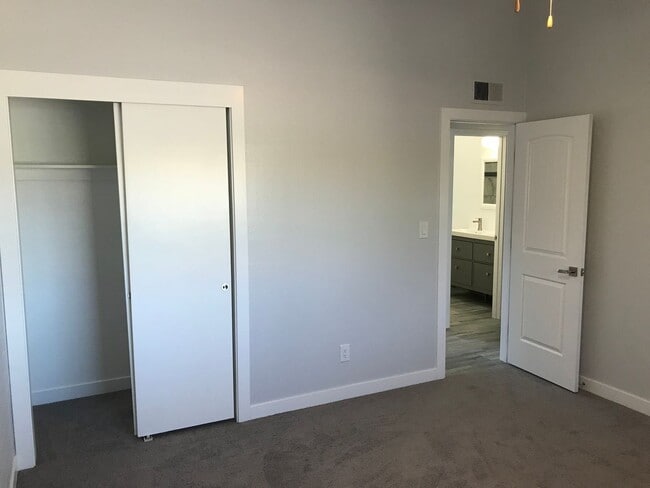 Building Photo - 3 bedroom updated Townhome