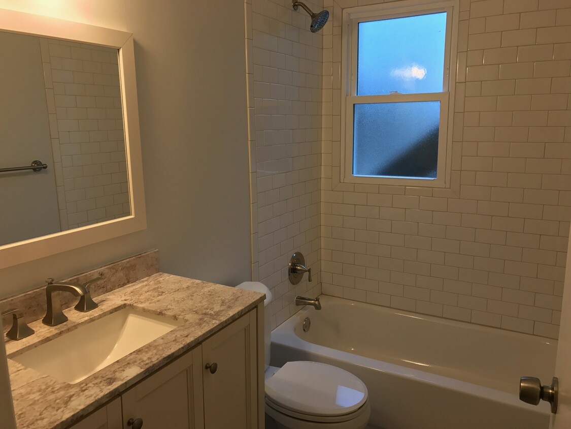 Bathroom - 870 Barnett St NE